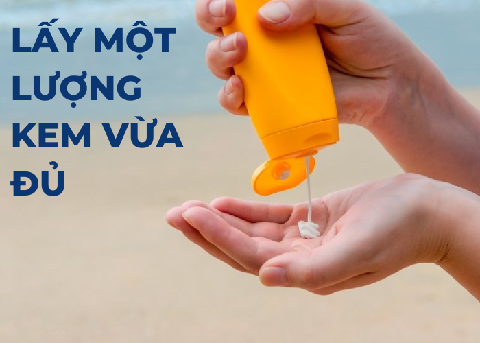 Lấy một lượng kem chống nắng vừa đủ