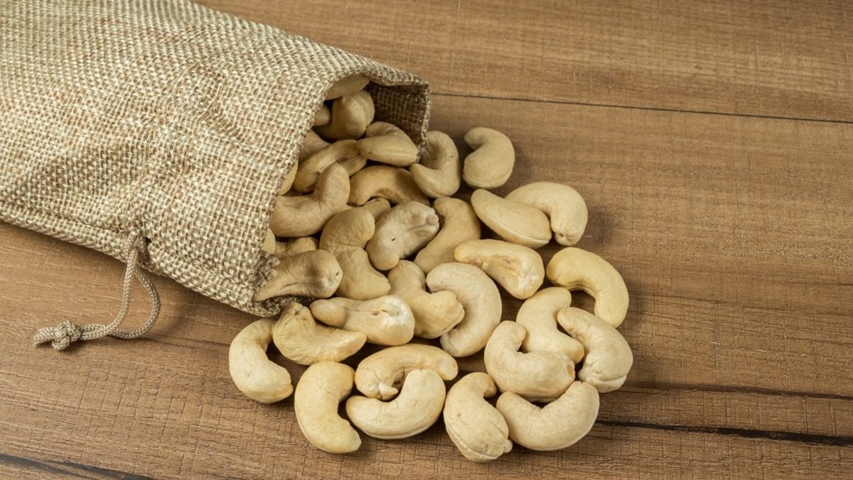 100g hạt điều bao nhiêu protein